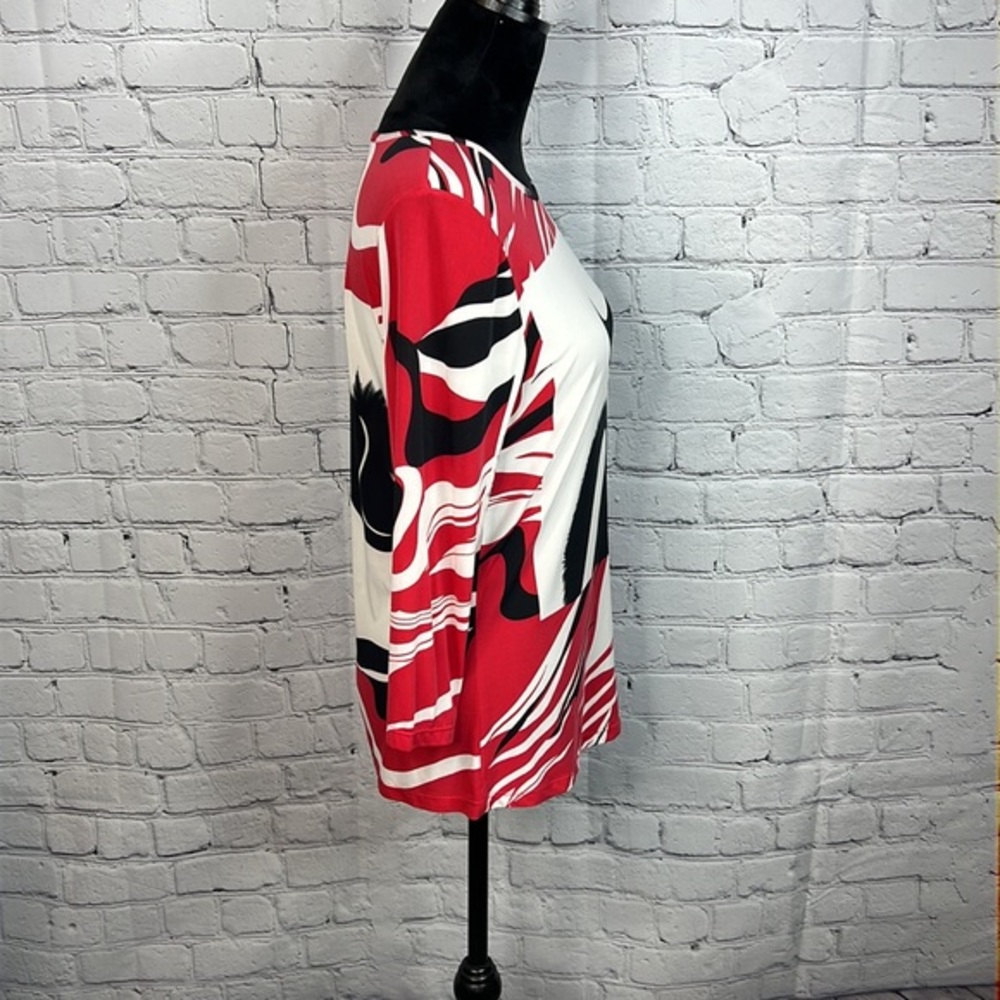 Peter Nygard Tops. Size medium. Very soft, stretchy bold print. Red/white/black - Picture 5 of 9